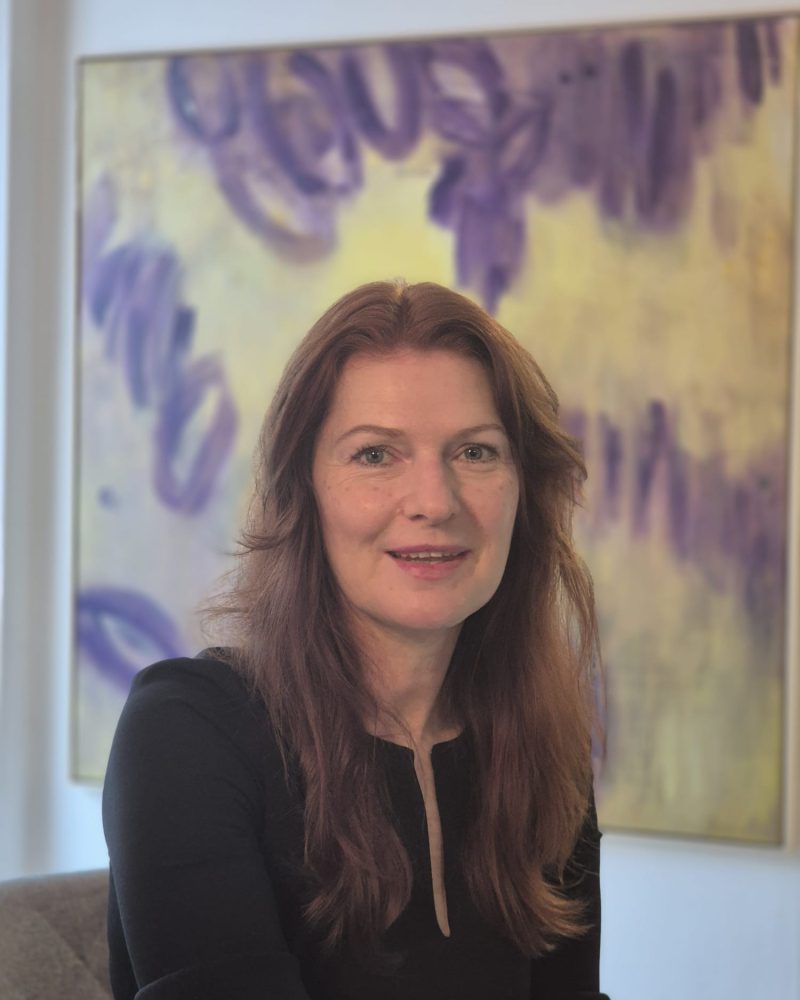 "Modernes Wandbild im Showroom Augsburg - Abstrakte Malerei von Janet Bieder"